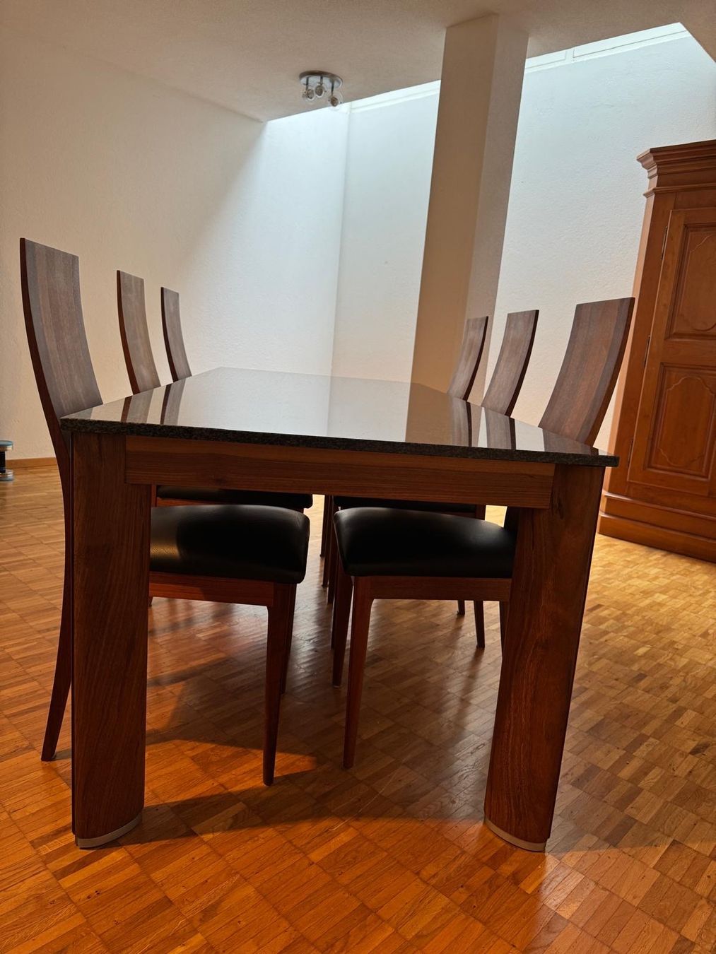 Set de table et chaises: Nussbaum Esstisch mit 6 Stühlen – D'occasion à Uerikon par Flimppi 3