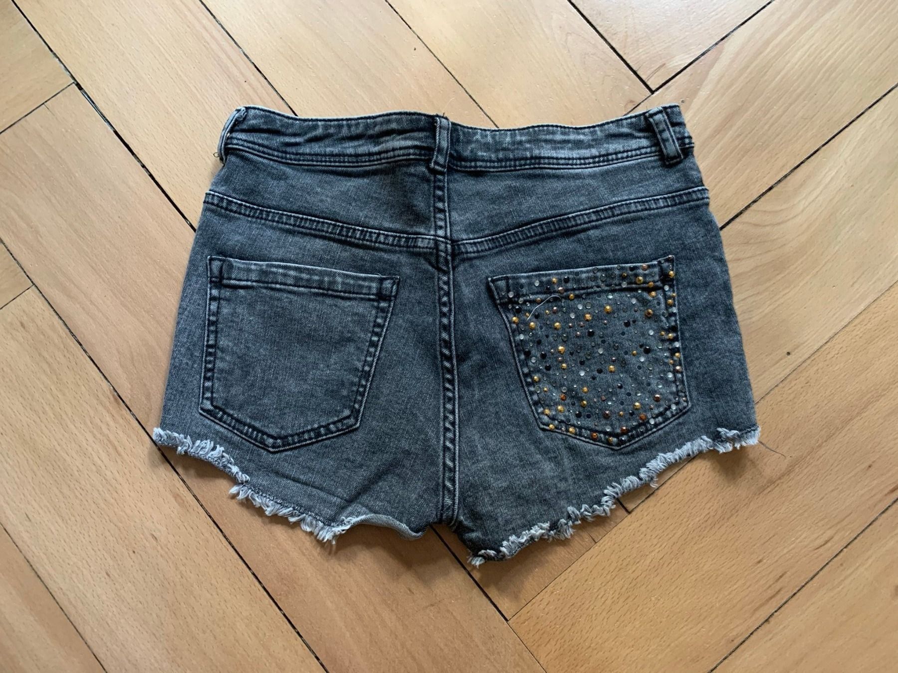 Jeans: PULL & BEAR - Jeansshorts mit Nieten 36 – Gebraucht aus Zürich von Diazaio 2