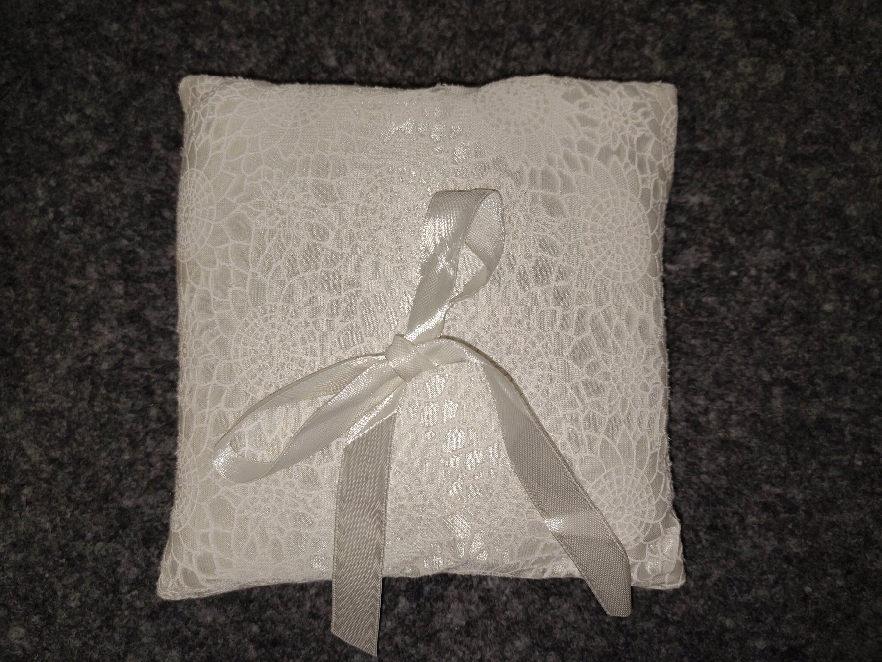 Tutte le decorazioni: Ringkissen mit Spitze – Usato da Steinen venduto da aislynn