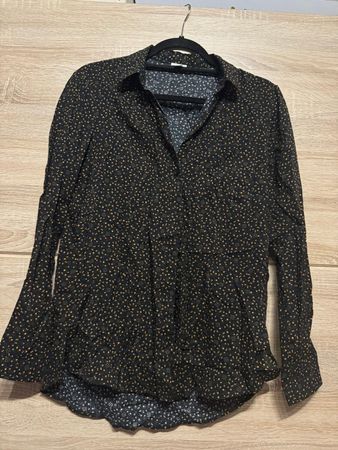 Chemise noire à petites fleurs oranges