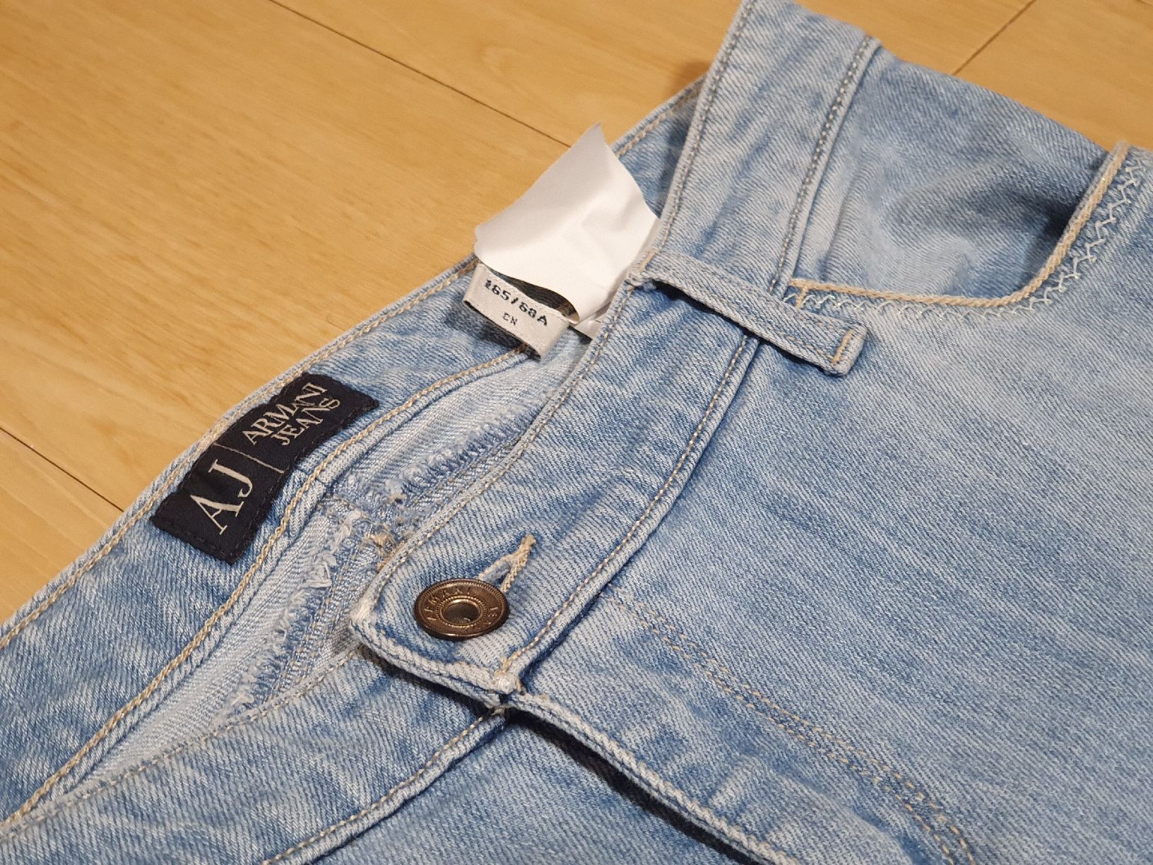 Armani Jeans: Fraue Armani Jeans Gr. 27 HellBlau – Usato da Val D Illiez venduto da SnowRoof 3