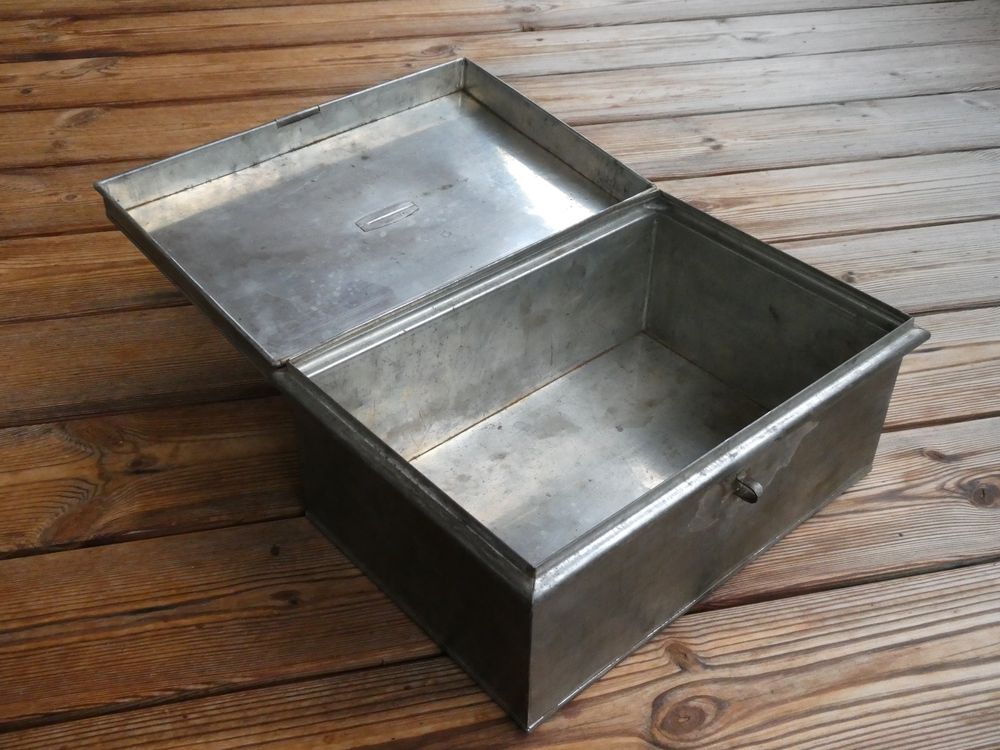Blechbox-Büchse mit Deckel und Lasche zum Abschliessen (Gebraucht) in ...