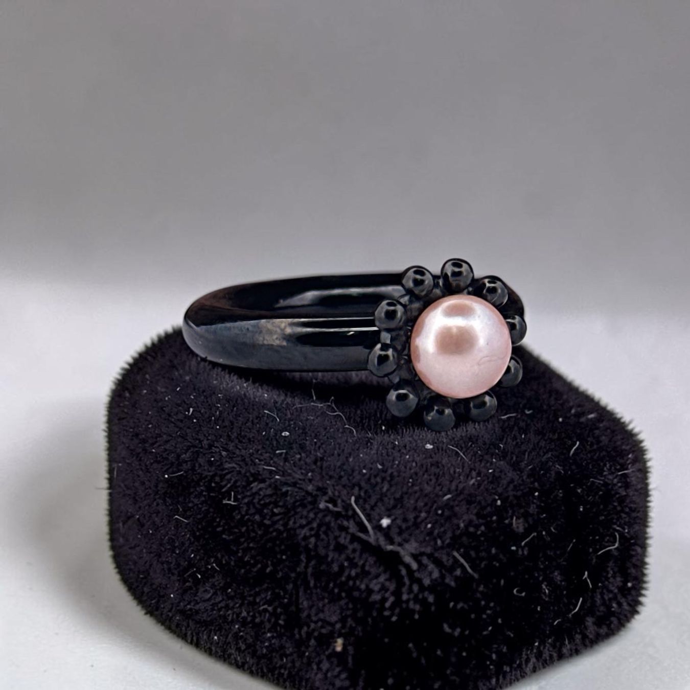 Olga Ribler Anelli: Pneuring, schwarz, mit Perle, Gr.52 – Nuovo (secondo la descrizione) da Luzern venduto da MonikaS03