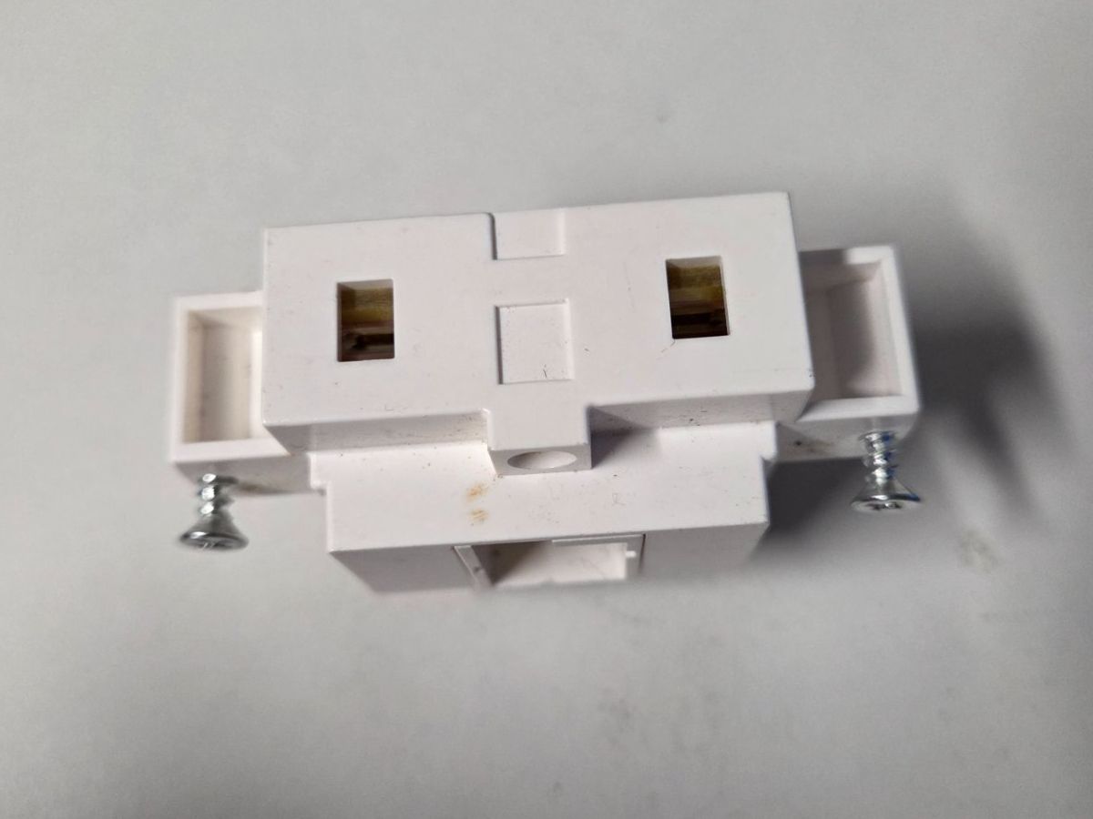 Hager Spine: Steckdose MH TT83 4-polig Einsatz WH403112E – Nuovo (secondo la descrizione) da Zürich venduto da eymen20 3