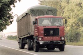 Volvo F – Planenlastwagen Gütertransport