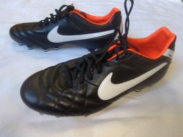 Crampons de football Nike Tiempo noirs, t. 42, NEW 