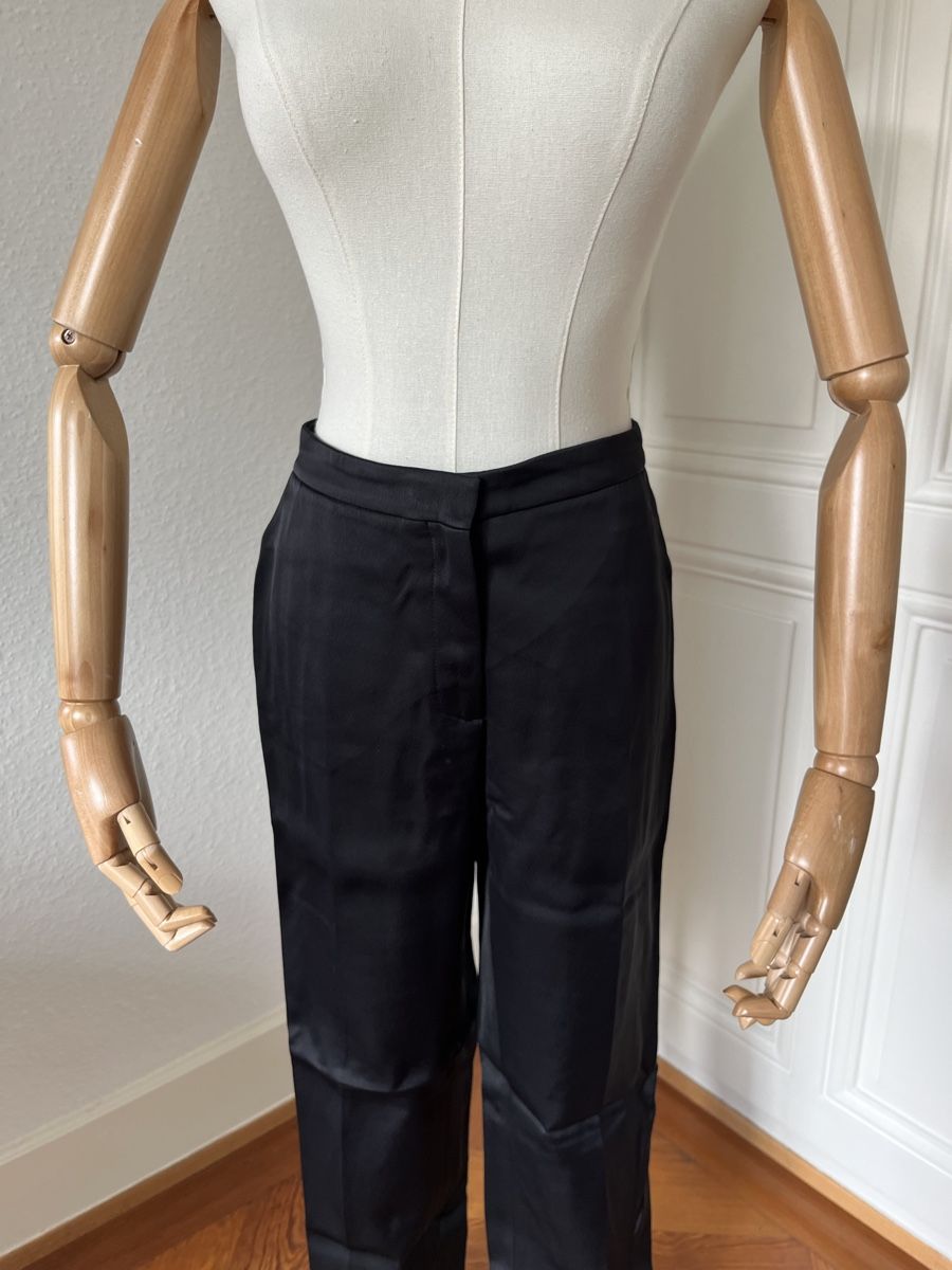 Pantaloni: Uterqüe Black trousers, size 28, shiny – Usato da Mies venduto da Nib2011 3