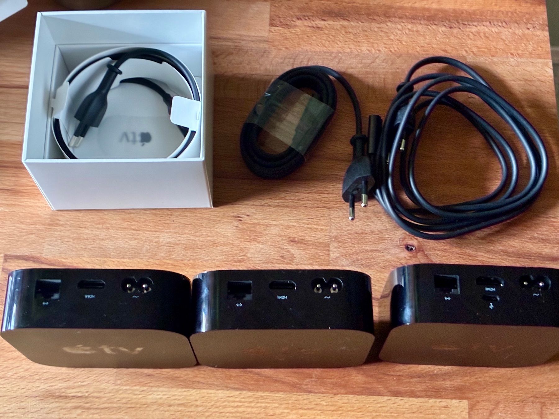 Apple Sistemi audio & multimediali: Apple TV 3 Generation 3er Set mit Kabel – Difettoso da Wildhaus venduto da cayo 1