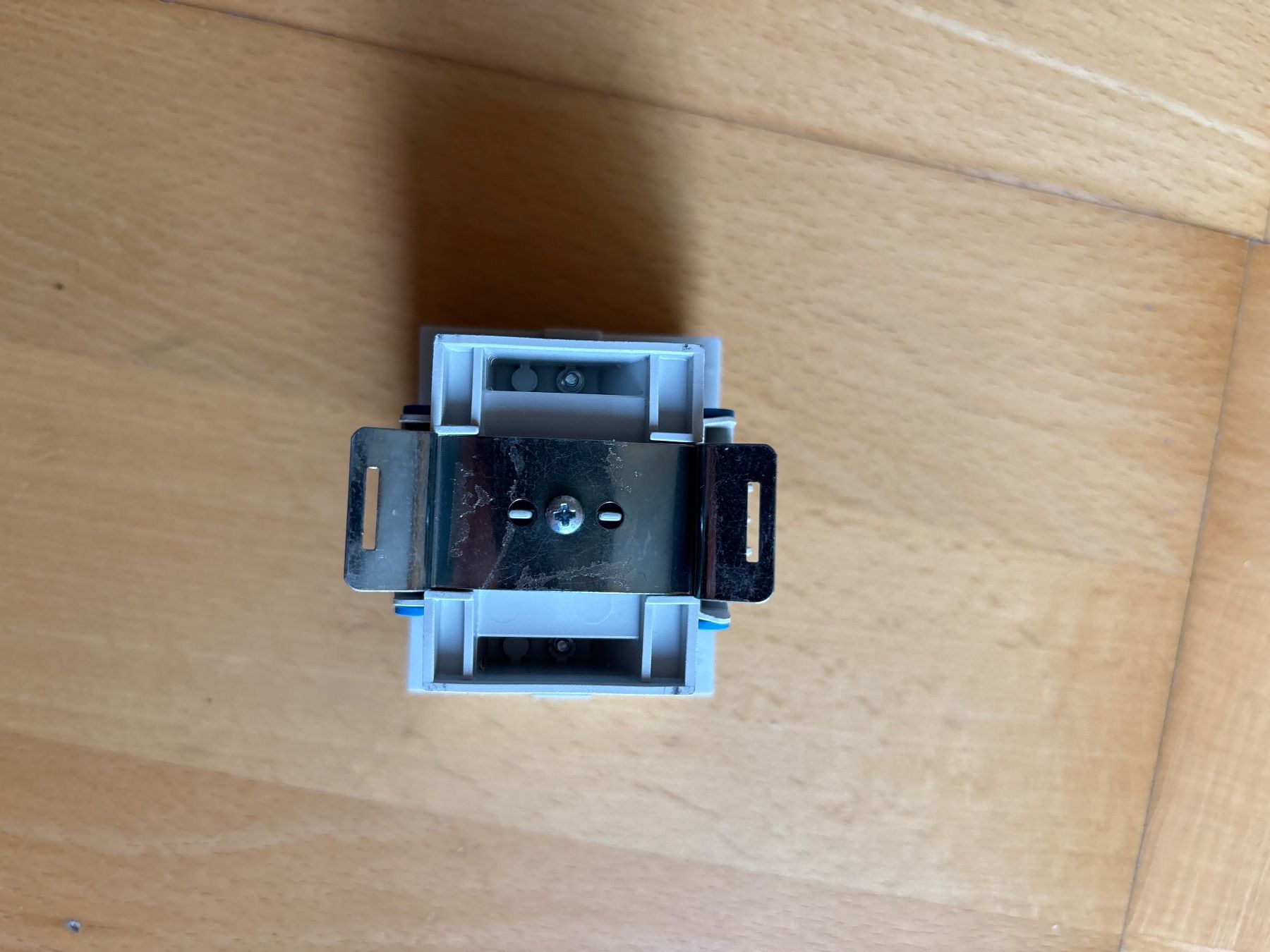 Hager Spine: Prise Hager T15 pour DIN gris – Usato da Châtel-St-Denis venduto da Mel-Stef 3