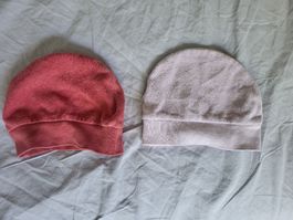2 Neugeborene Baby Mützen Grösse 56 rosa und lila 