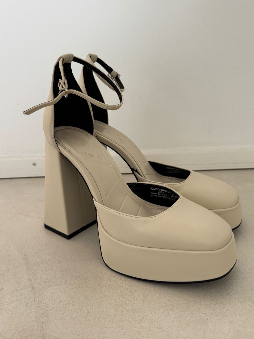 Zara Scarpe da donna: Chaussures à talons compensés blanc crème – Usato da giffers venduto da sev_c9x9 2