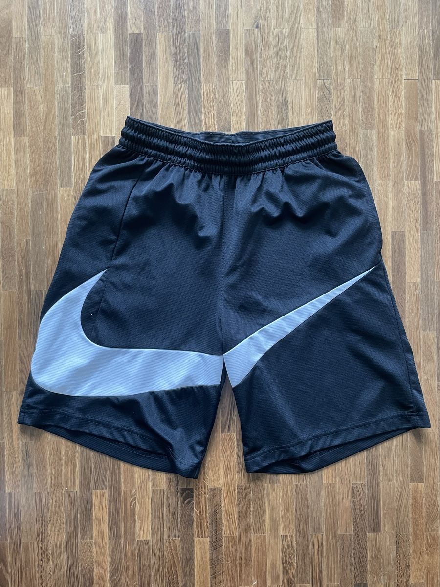 Nike Pantalons: NIKE shorts Medium – D'occasion à Zürich par Anil_sag
