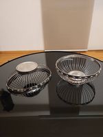 Zwei alte Metallkörbli