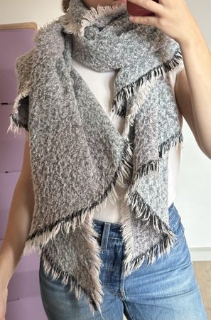 Warmer langer Schal in Grau-Weiss