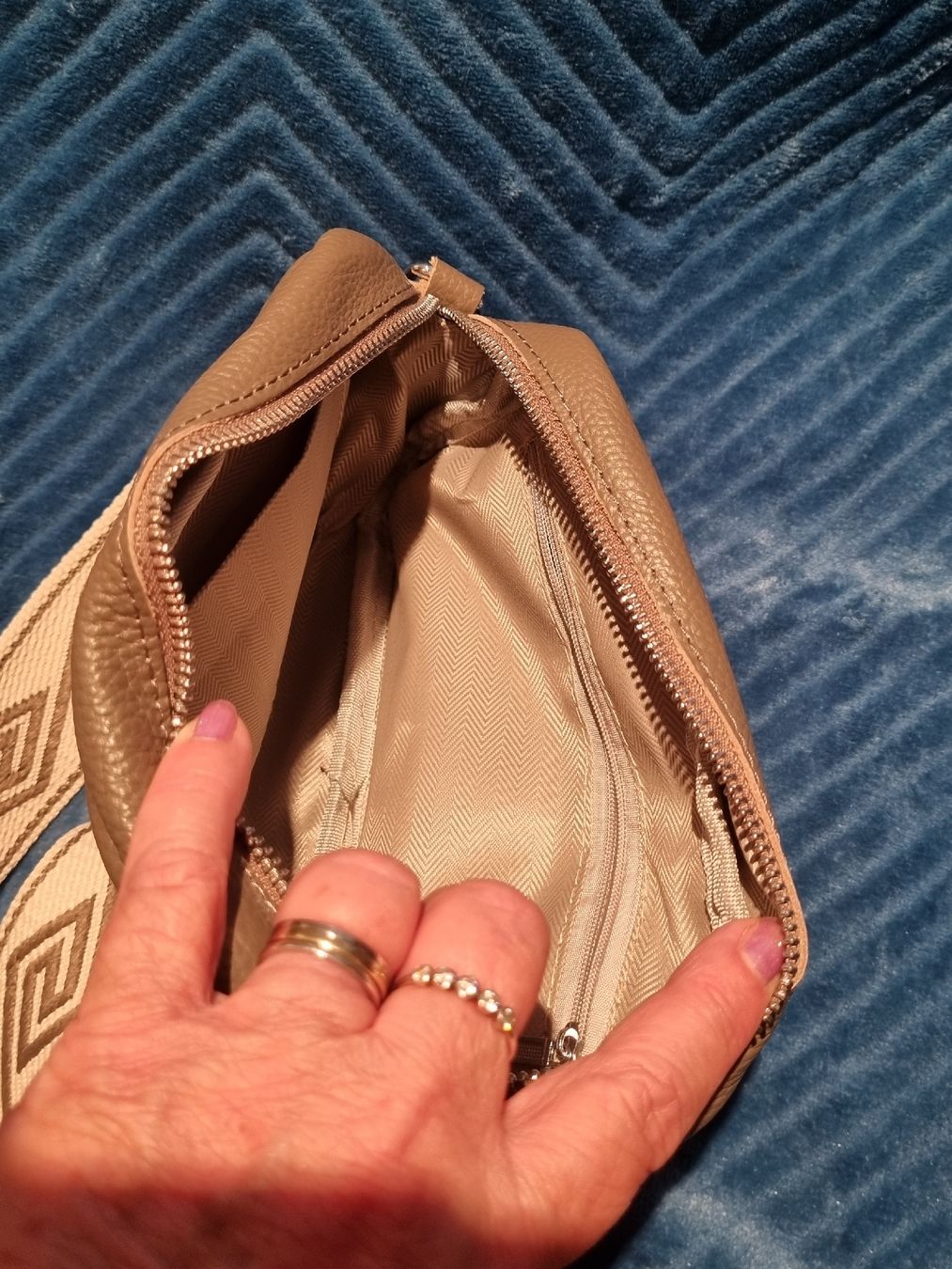 Taschen für Damen: Umhängetasche – Neu (gemäss Beschreibung) aus Aesch BL von mutti04 2