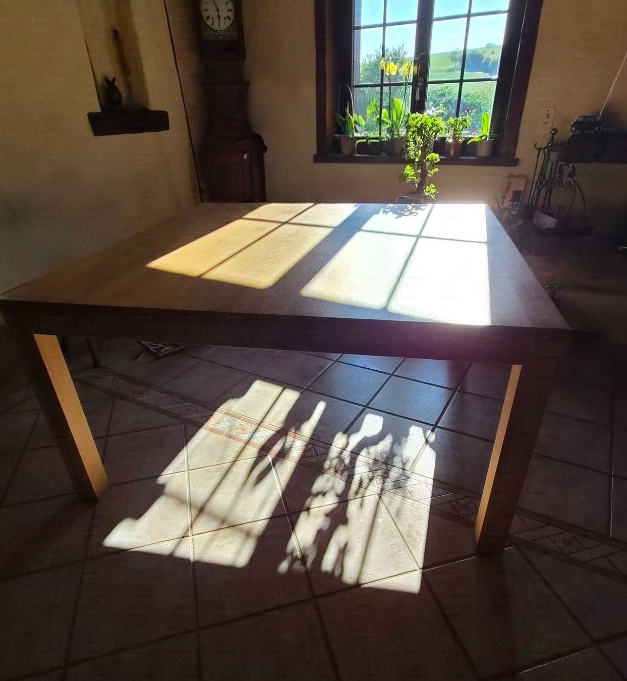 Ethnicraft Tische: Table à manger Ethnicraft en chêne – Gebraucht aus Porrentruy von Woolite