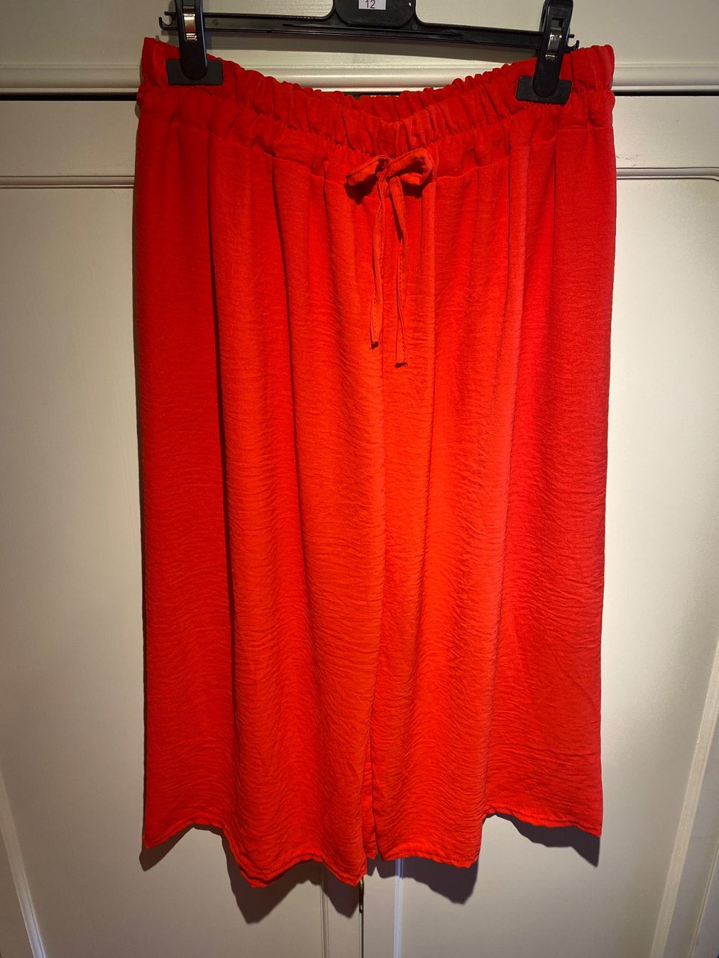 Pantalons: SOMMER KURZE HOSE DAMEN-ROT – Neuf avec emballage d'origine à Meienried par ManuelaBoutique