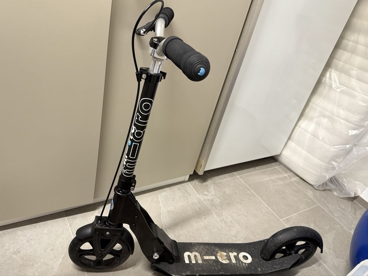 Micro Kickboard: Micro Downtown Black Scooter – Usato da Rüschlikon venduto da jfe_g2pf 1
