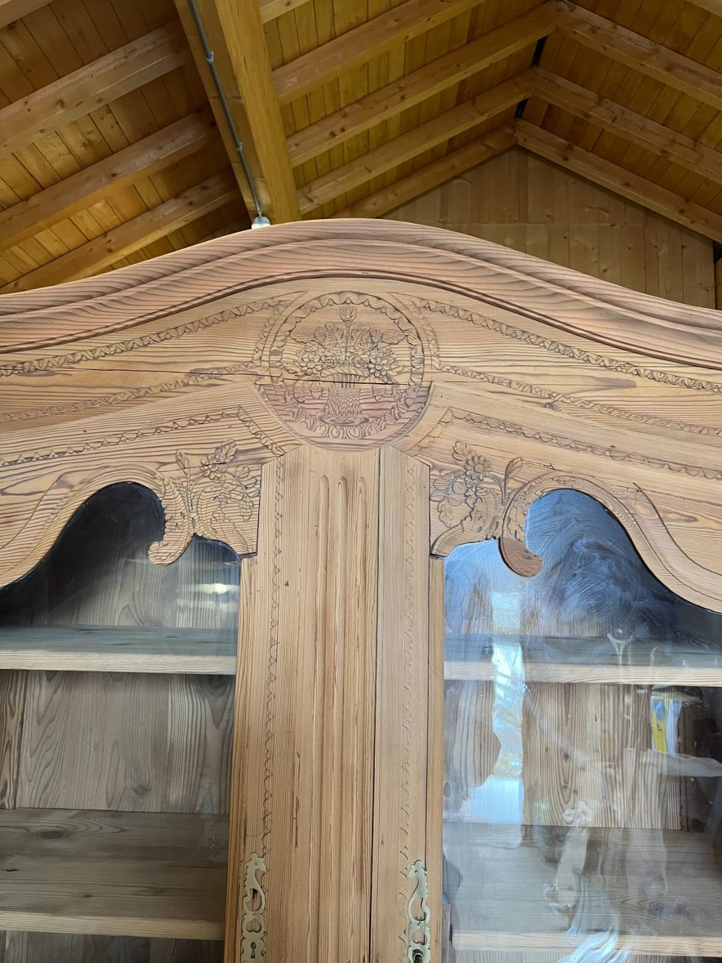 Buffets: ART 1025-G Buffet vitrine sapin sablé – D'occasion à Pont-La-Ville par BCMGLEAL 1
