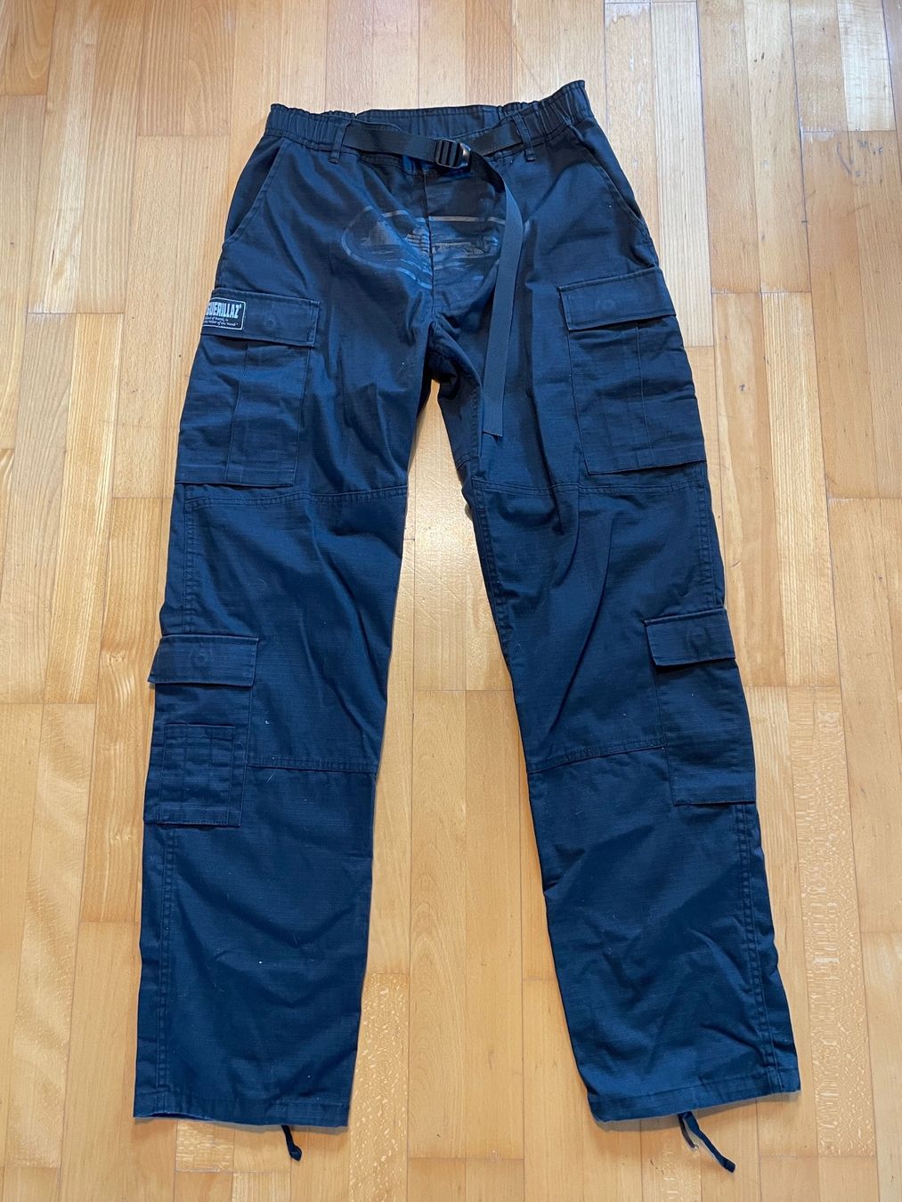 Corteiz Pantaloni: Corteiz Guerillaz Cargos 'Triple Sz L – Usato da Zürich venduto da le_souk