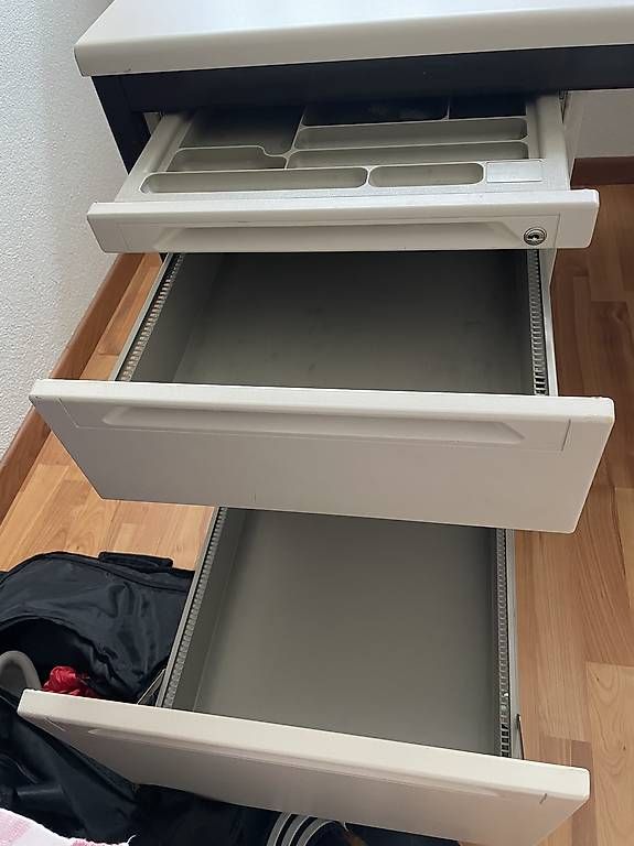Scrivanie: Schreibtisch gratis abzugeben – Usato da Hubersdorf venduto da Karungi 1