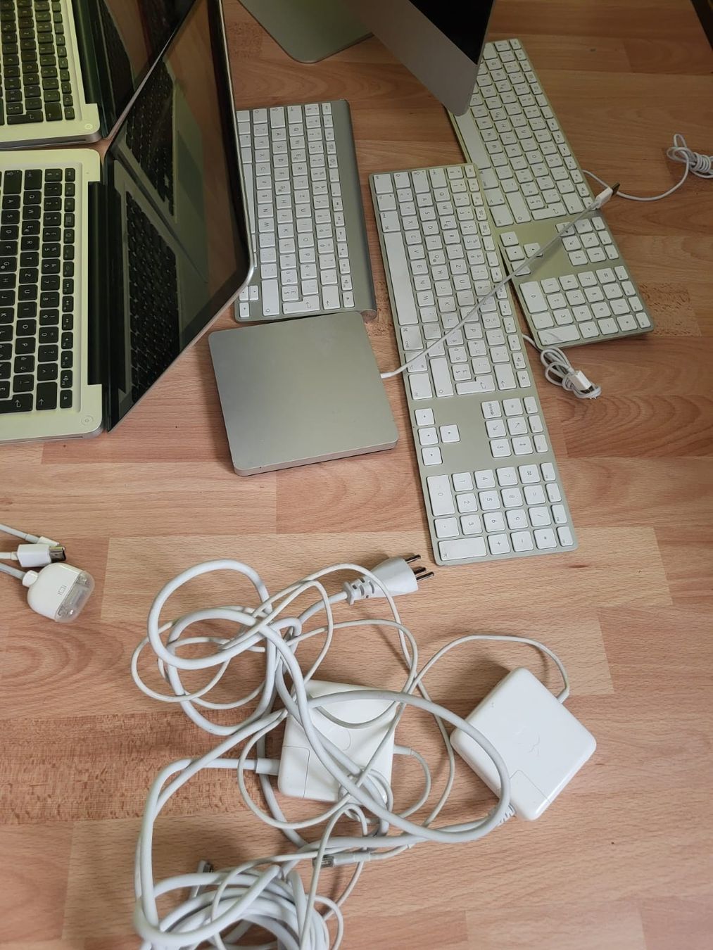 Apple PC: Apple MacBook Pro Laptops, Keyboards & Zubehör Bundle  – Usato da Flawil venduto da Hamdia12 2