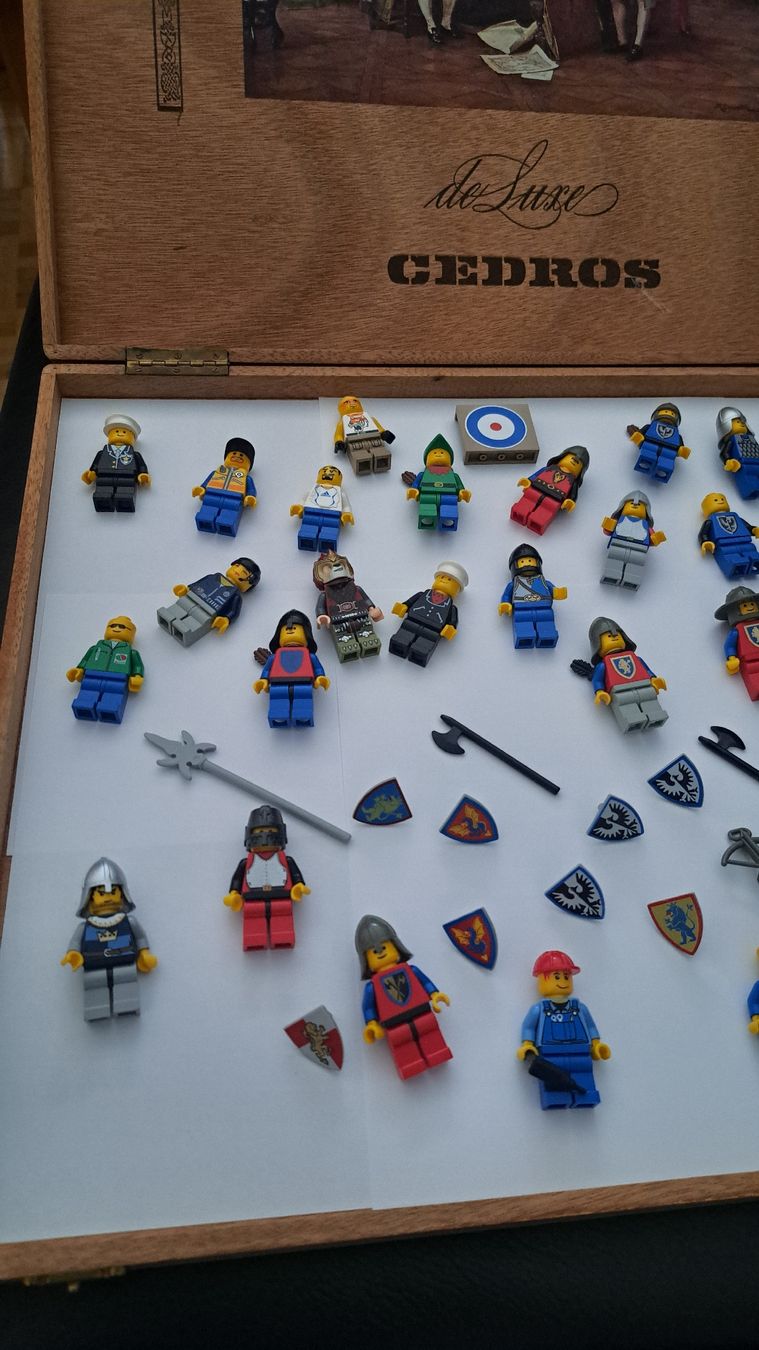 Lego Kit di costruzioni: Lego Minifiguren und Zubehör. – Usato da Basel venduto da vidra66 1