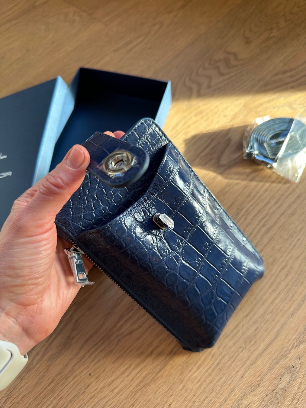Cover & Protezioni schermo: Leder Handytasche in Kroko-Optik, Neu mit Box – Nuovo e nell'imballaggio originale da Uezwil venduto da Mariannke 3