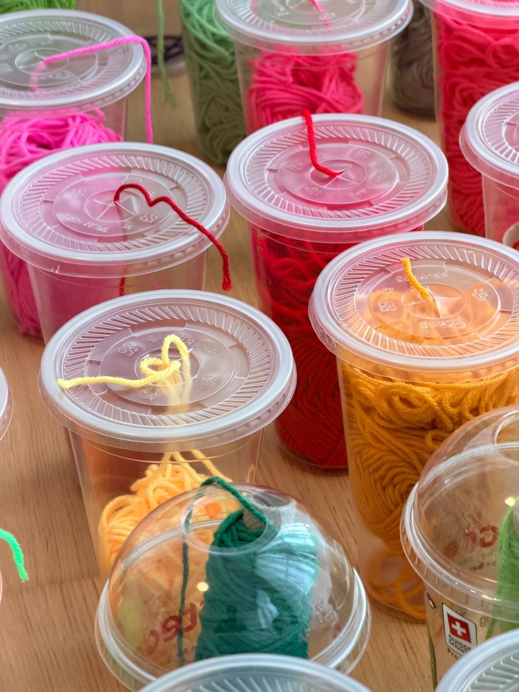 Cordelettes & Fils: Grosses Garnset in Bechern gebraucht bunt sortiert – D'occasion à Brunnen par Moona22 4