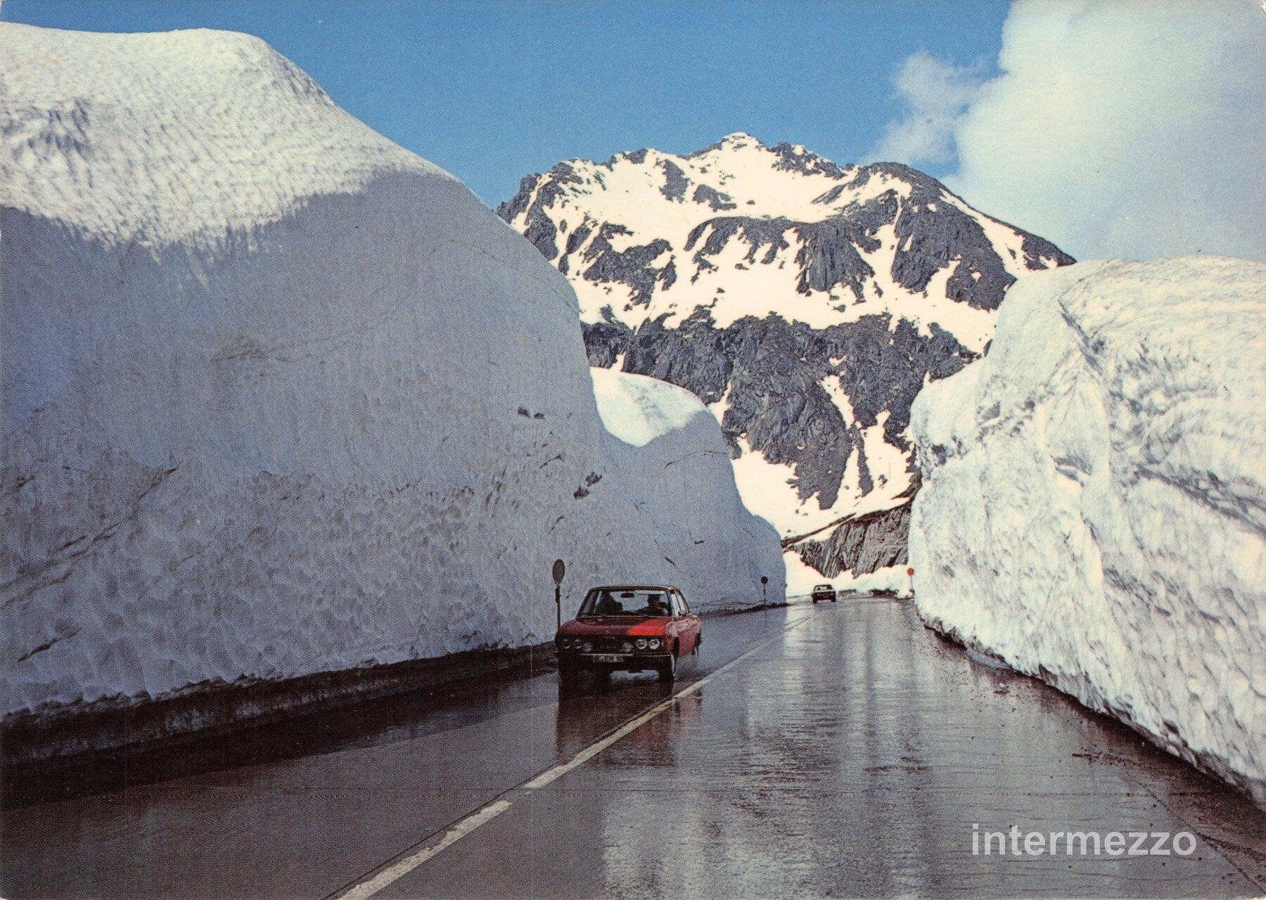 Ansichtskarten: Gotthard // Alte Autos Oldtimer Schneewände rotes Auto – Gebraucht aus Basel von intermezzo12