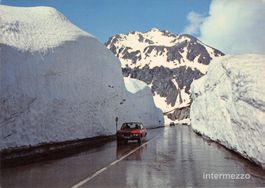 Gotthard // Alte Autos Oldtimer Schneewände rotes Auto
