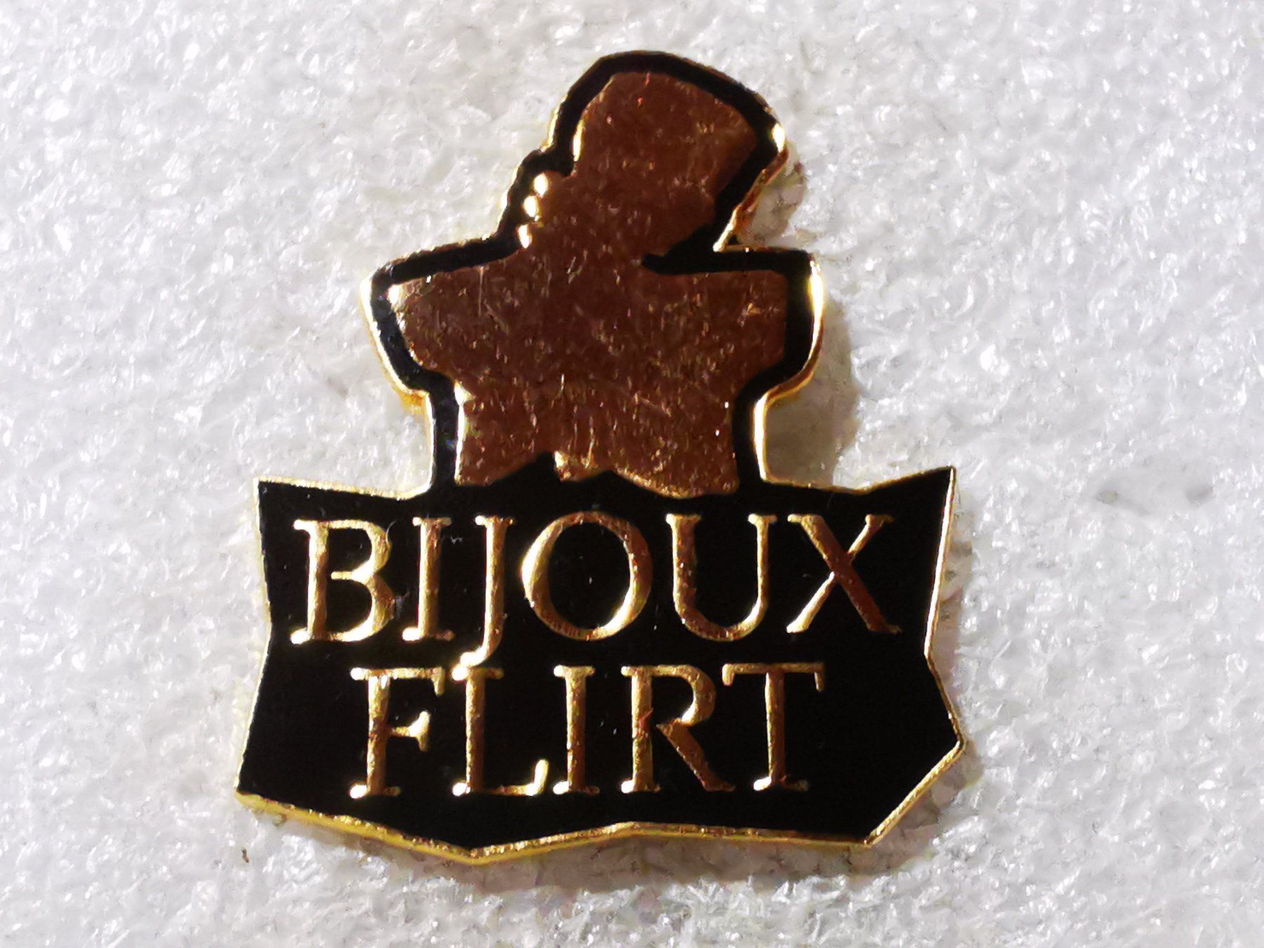 Plaketten & Abzeichen: Ansteckpin 94: Bijoux Flirt – Gebraucht aus Oppligen von Pin-Fall-Shop