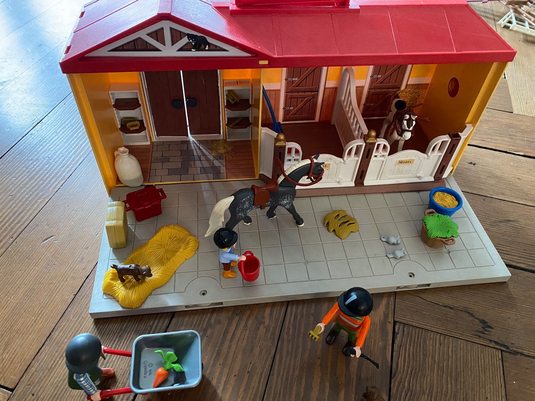 Playmobil Giocattoli: Playmobil Reitstall im Köfferchen – Usato da Bern venduto da Belize08 1