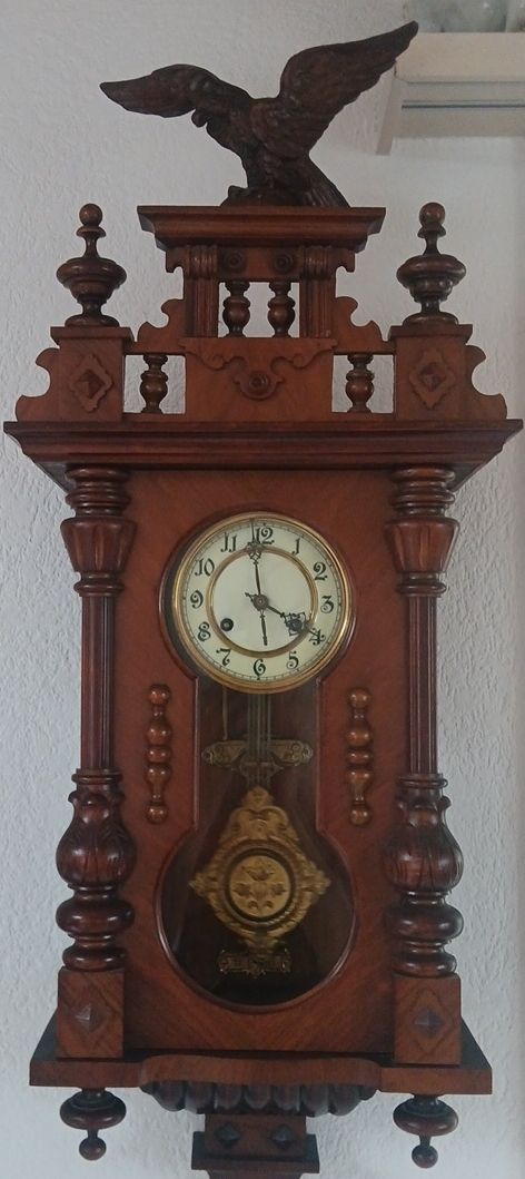 Pendules & Horloges murales: Pendule murale décorée d'un aigle en noyer – D'occasion à Corcelles-Payerne par evalyne