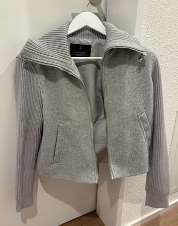 Graue Kurzjacke mit Rippenstrick-Ärmeln, Gr. S, neuwertig!