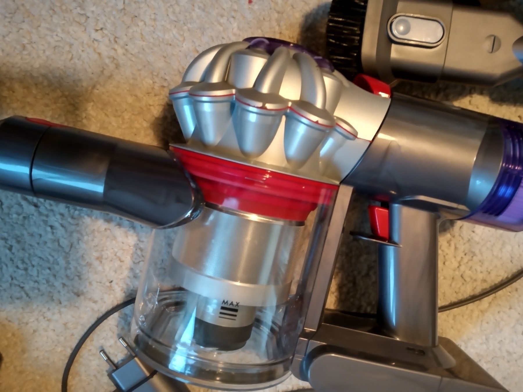 Dyson Aspirapolveri & Accessori: Handstaubsauger Dyson V8 – Usato da Prez-vers-Siviriez venduto da Monija70 5
