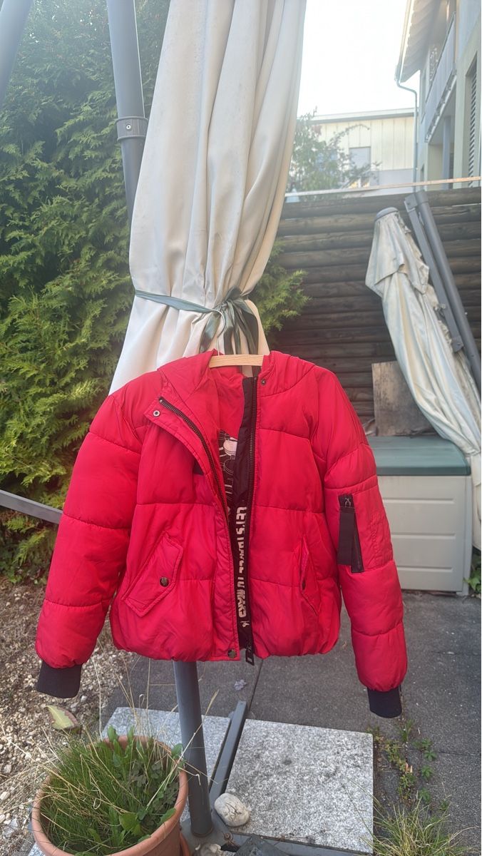 Vestes: Winterjacke gesteppt rot mit Kapuze – D'occasion à Reinach BL par jessihome