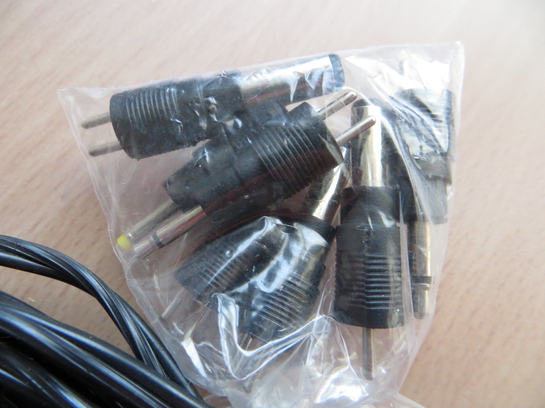 Caricabatterie: Stecker-Ladegerät Universal mit versch. Steckern 1.5 - 9V – Usato da Luzern venduto da Baumli1 3