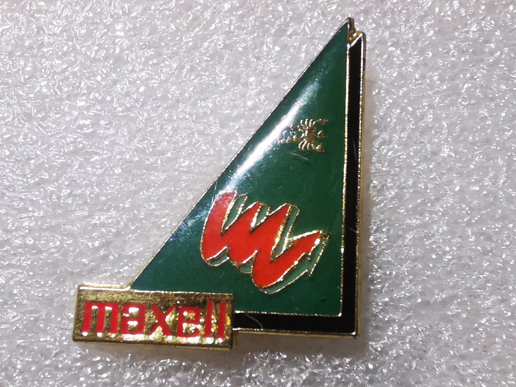 Plaketten & Abzeichen: Ansteckpin 114: Maxell – Gebraucht aus Oppligen von Pin-Fall-Shop