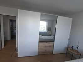 Kleiderschrank weiss mit Schiebetüren und Spiegel gut