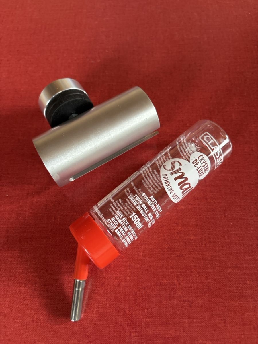 Trinkflaschen & Thermosflaschen: Kleintier Trinkflasche mit Magnethalterung – Neu (gemäss Beschreibung) aus Waldstatt von Imaginary