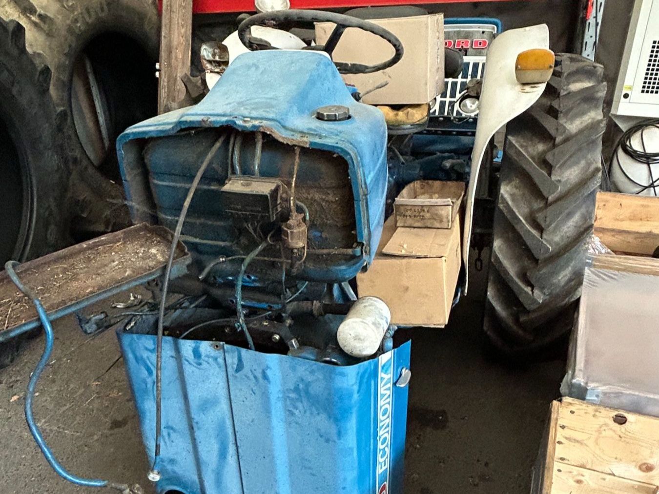 Ford Trattori: Traktor Ford 2000 ohne Motor - Ersatzteilträger – Difettoso da Thalheim AG venduto da Wernli5112 4