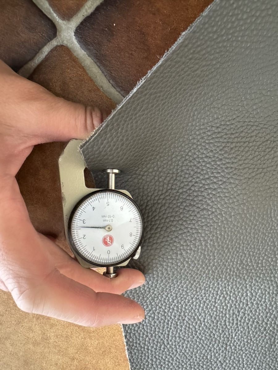 Tessuti: cuir véritable/ echtes Leder grau 0.5m2, 2.5mm – Nuovo e nell'imballaggio originale da Veyras venduto da ValClasse 3