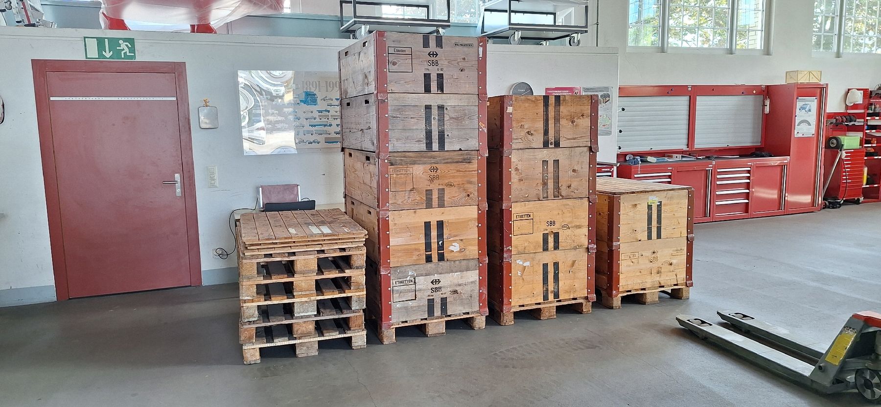 Paletten: SBB Holzrahmen und Paletten. – Gebraucht aus Langnau b. Reiden von Erzierzi