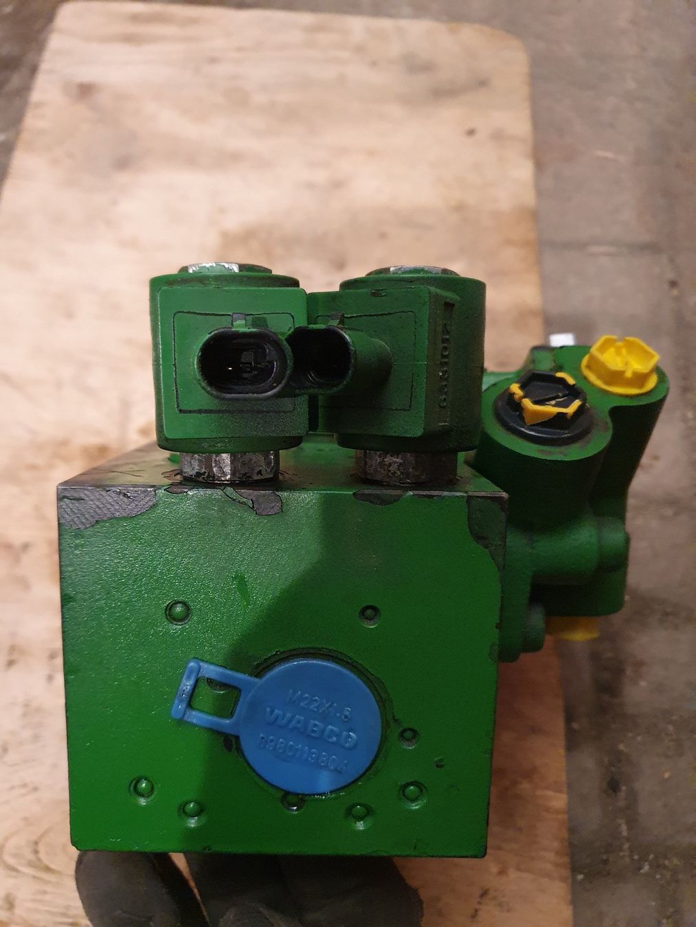 John Deere Trattori: John Deere Vorderachsfederung Ventilblock – Usato da Guntmadingen venduto da H345 2