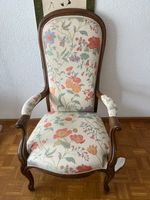 Gepolsteter antiker Holzsessel mit Blumenmuster