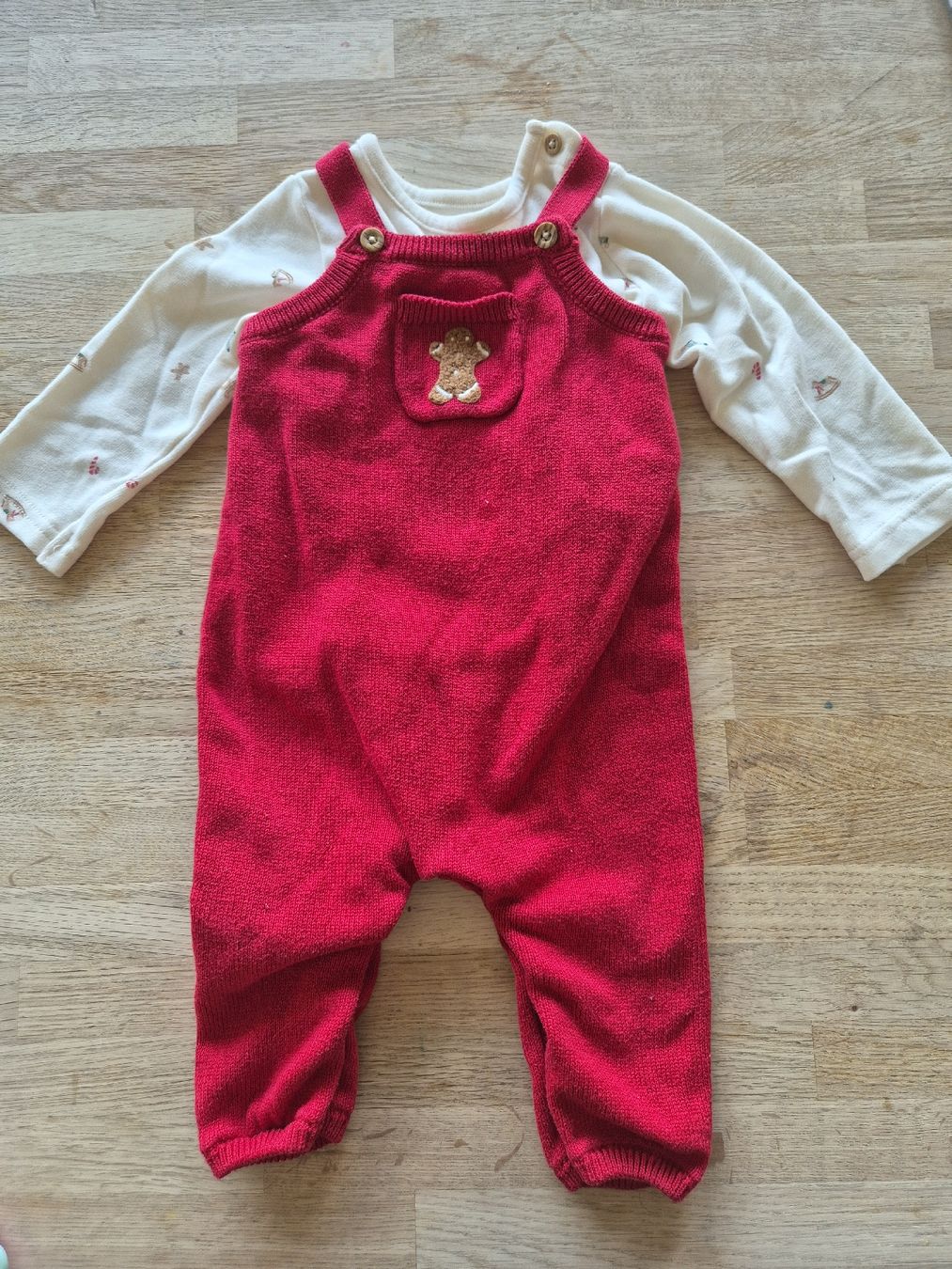 Carter's Lotti di vestiti: Carter's Weihnachts Outfit 9M – Usato da Zürich venduto da fordob