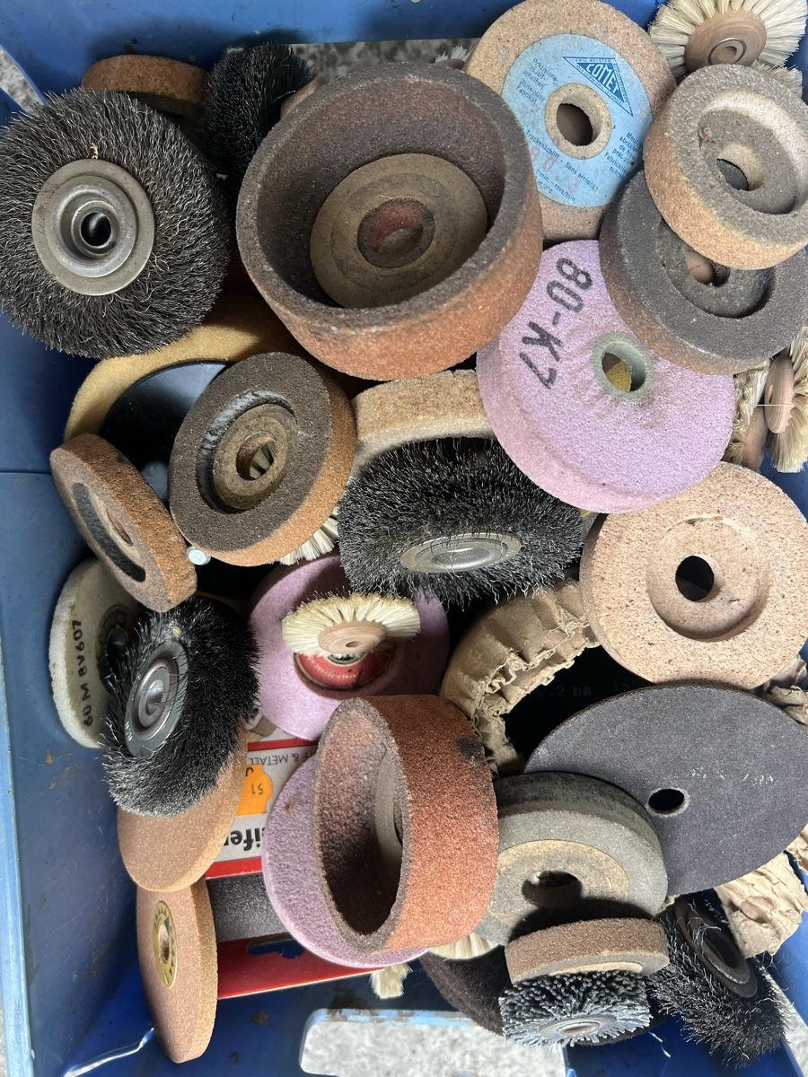 Smerigliatrici & Lucidatrici: Riesenlot Schleifscheiben in Box – Usato da Neuenhof venduto da Willi111 1