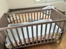 Kinderbett aus Holz braun gebraucht in gutem Zustand