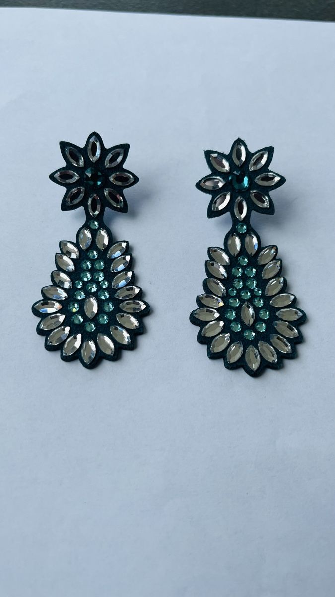 Ohrringe & -stecker: Boucles d'oreilles vertes strass élégante – Gebraucht aus Lausanne von Global.P